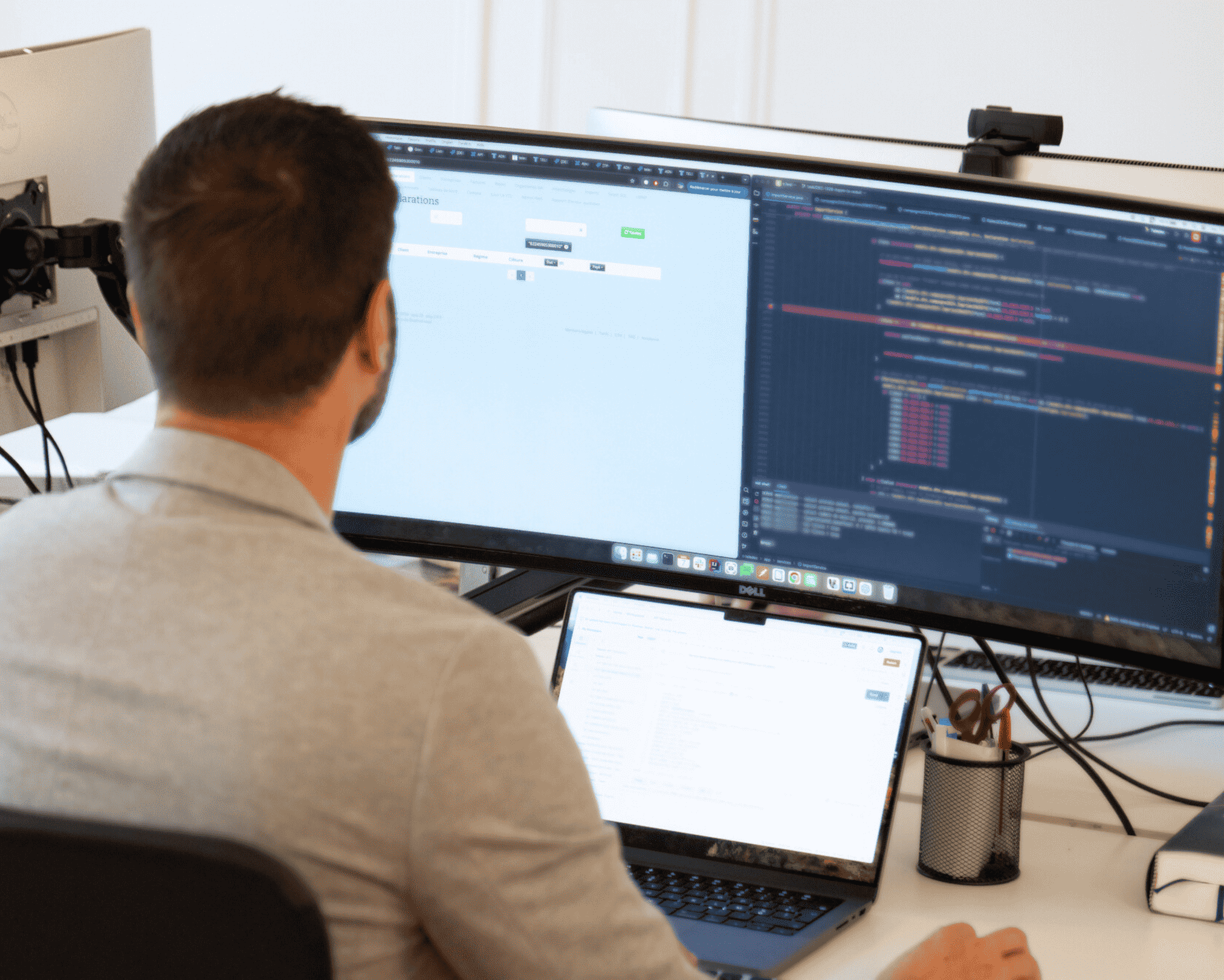 Développeur intégrant facilement l'API de télétransmission Teledec dans une application.
