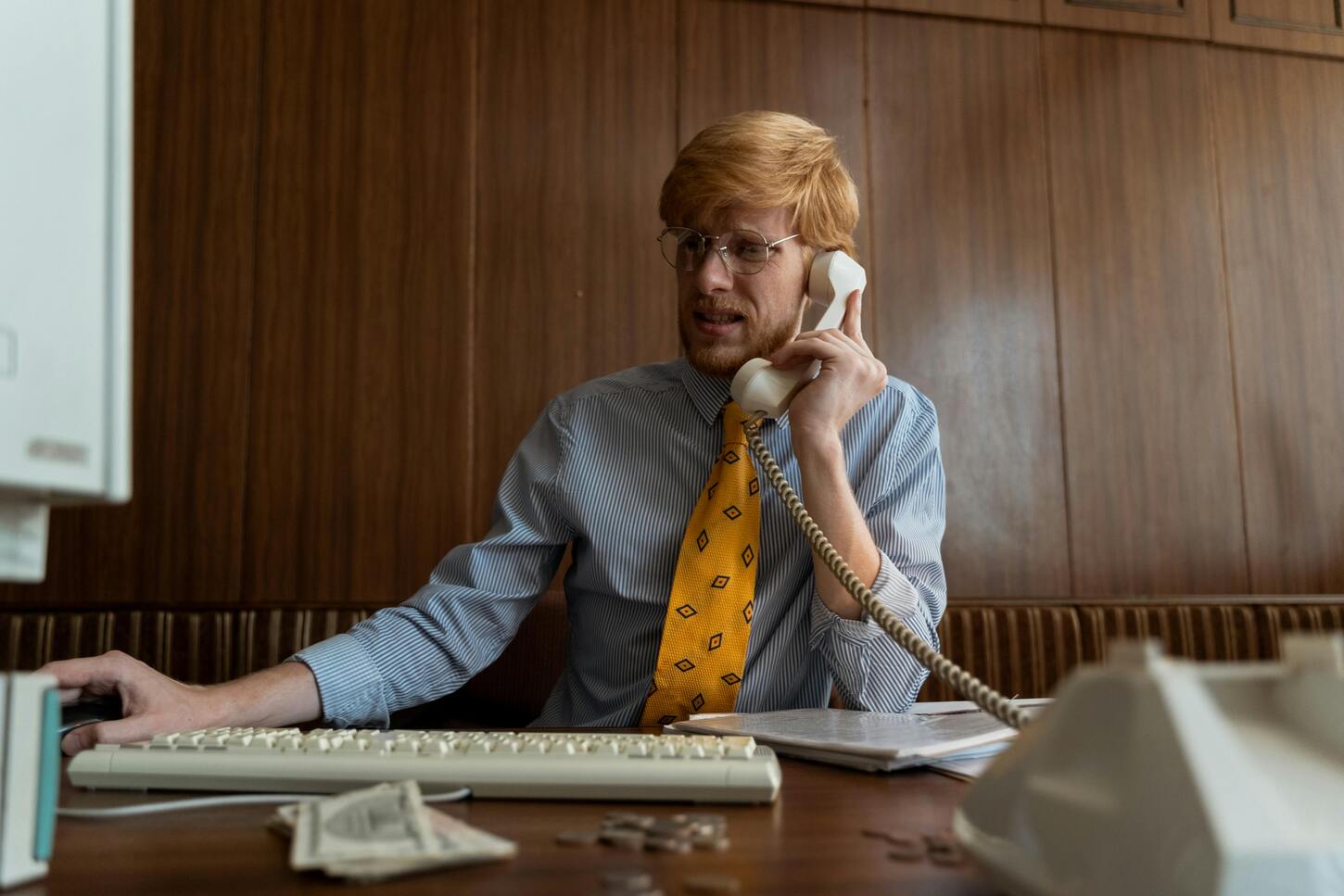 Comparaison entre EFI et EDI sur un écran d’ordinateur en contexte de bureau