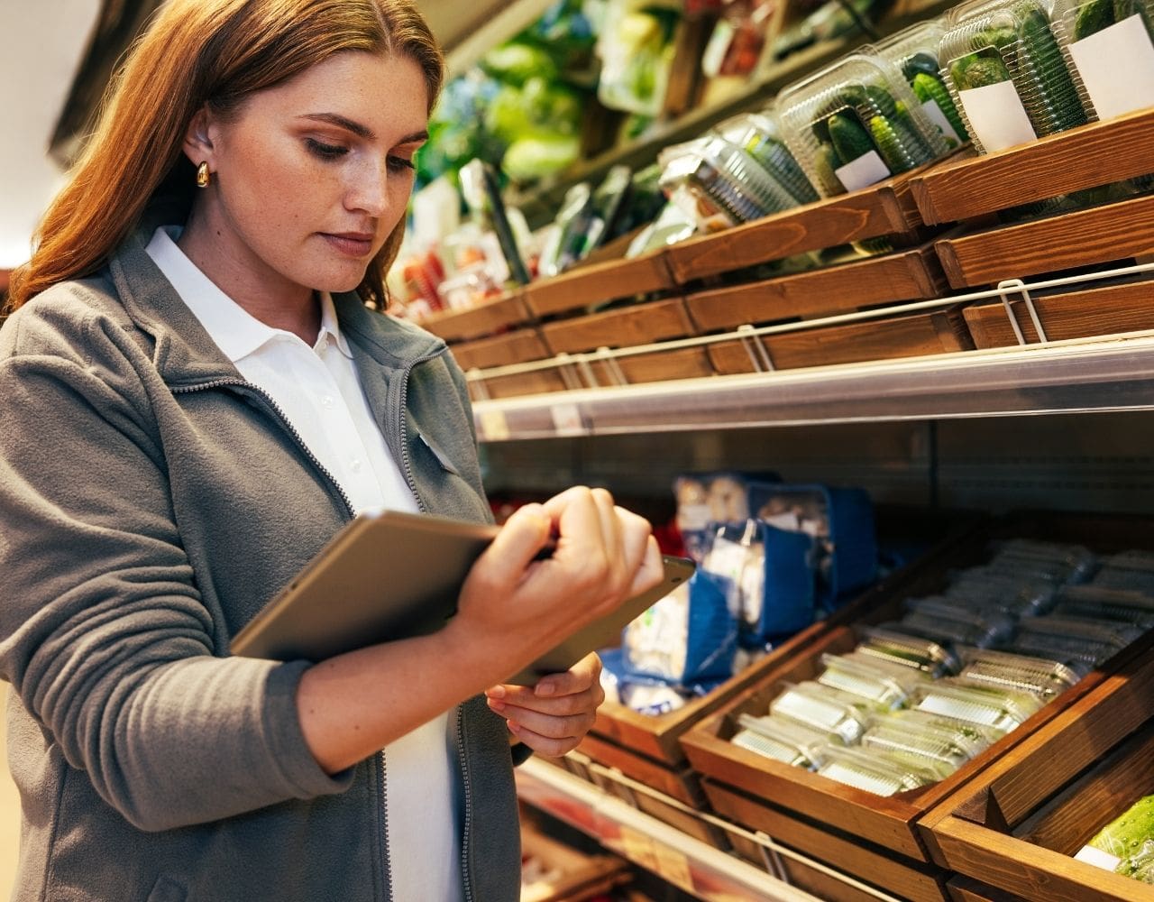 Gestionnaire effectuant un inventaire physique des stocks pour la clôture comptable annuelle