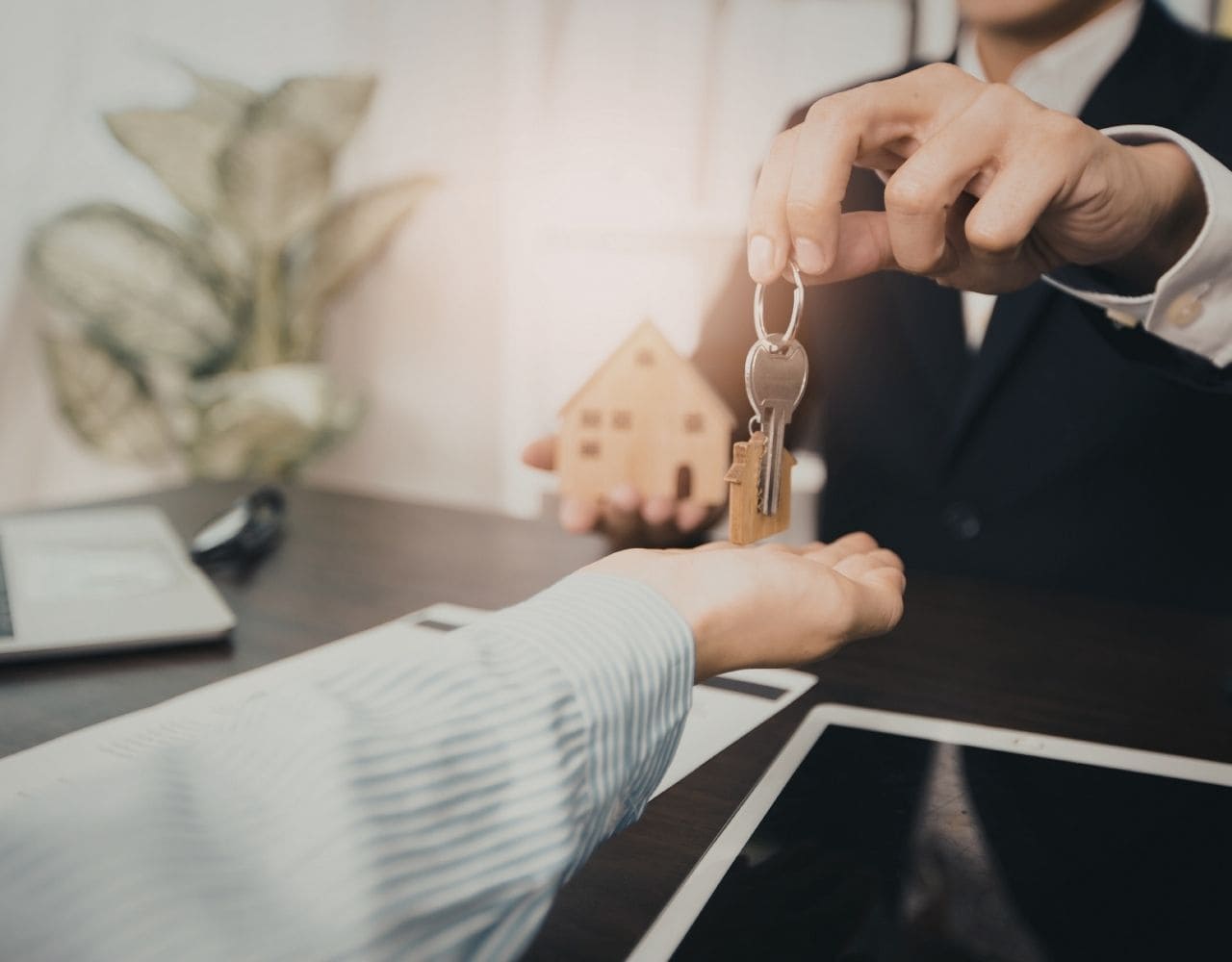 Passage de clés entre un investisseur et un locataire pour illustrer l'arbitrage entre une activité de location nue ou de meublé non professionnel (LMNP et SCI).