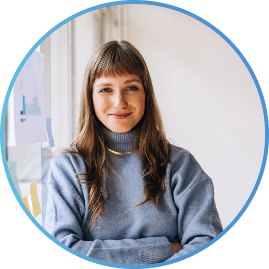 Jeune entrepreneuse souriante bénéficiant de 30 euros de réduction sur Teledec via le parrainage