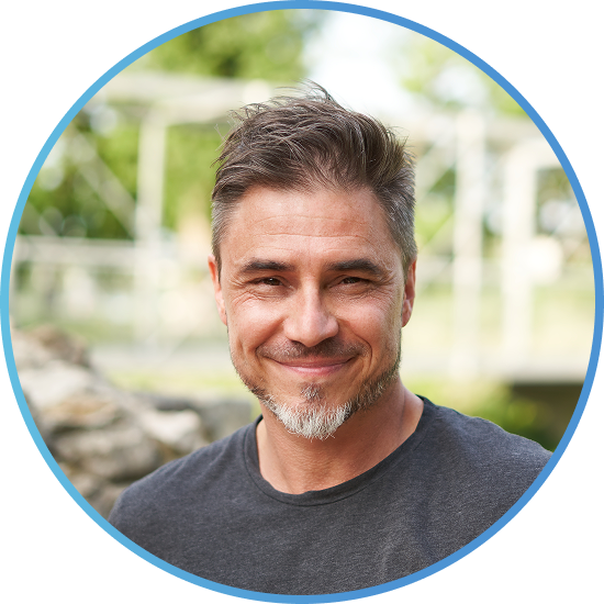 Client Teledec satisfait parrainant un ami pour obtenir des crédits sur sa prochaine déclaration fiscale