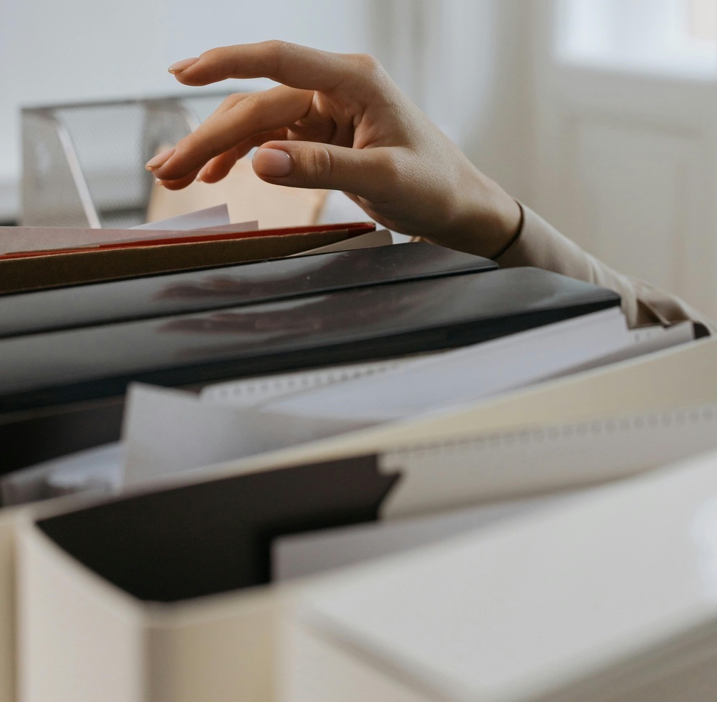 Photo de documents classés, symbolisant le stockage et la sécurité des données.